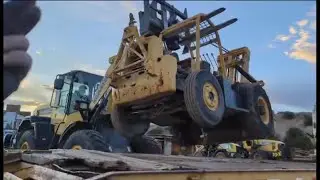 Loading Offroad Fork Lift with BIGGER FORKLIFT