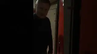 Как открыть запертую дверь в тамбуре жд вагона?!