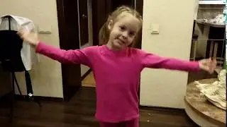 Алиса поёт песни про родителей