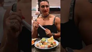 Bodybuilder Meal Portions vs Normal People’s Portions 😅 