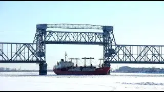 Застрял на разведённом мосту Архангельска