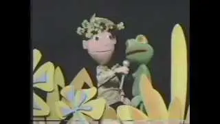 About Safety starring Clyde Frog - Clyde Gets Off A School Bus