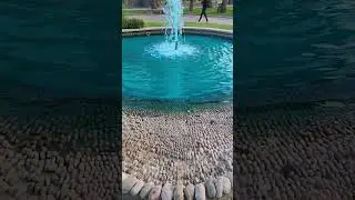 голубая вода в фонтане кемера