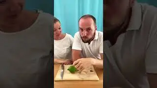 Посмотрите как он ест лимон #shorts