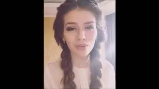 Красивая девушка поёт популярные песни