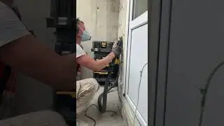 Пылесос DEWALT DCV586MN в работе с   DeWALT DCB548-XJ Li-Ion 18 В 12 А·ч хватает заряда 20 минут