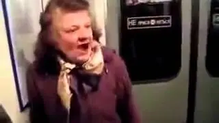 Бабка в метро строит молодуху