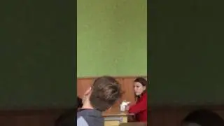 Бомжиха жрет кота