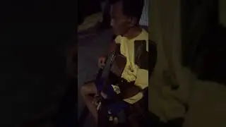 bapak ini suara y merdu dan petikan gitarnya enak gaes