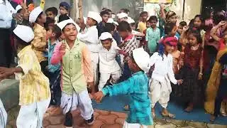 जागतिक आदिवासी दिनाच्या जि.मराठी शाळा आडगाव येथील लहान मुलांचे नृत्य