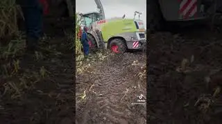 Застрял в грязи кормоуборочный комбайн