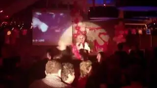 Keessie zingt 'n Bossie rode rozen.MP4