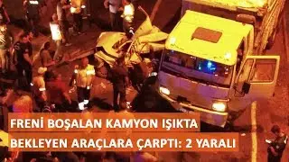 Freni boşalan kamyon ışıkta bekleyen araçlara çarptı: 2 yaralı