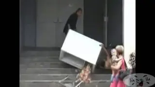 2 грузчика упали с холодильником