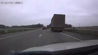 Мерседес обгоняет.