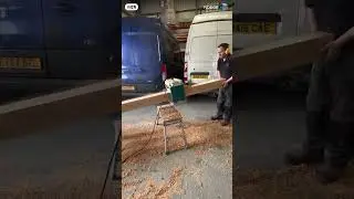 электро рубанок катается по брусу