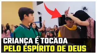CRIANÇA É TOCADA PELO ESPÍRITO SANTO EM APRESENTAÇÃO NA IGREJA E SE EMOCIONA