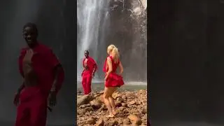 The eye contact👀 So romantic❤️ #couple #dance #waterfall #travel @jaymondy.
