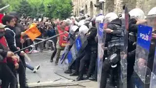 Taksim'e girmeye çalışan gruplar, polis barikatına s@ldırdı.