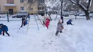 Чистим дорожки от снега в садике