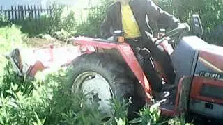 Трактор вспахивает дачу. Часть 1