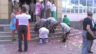 Бабульки за работой.