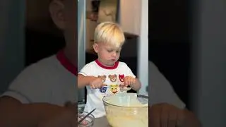 Забавное видео! Очаровательный малыш пробует тесто для торта 