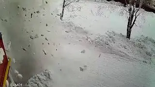 Снег с крыши в Александровске