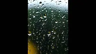 капли дождя на стекле