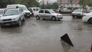 Çan'da Sağanak  Yağmur Nedeniyle Çöpten Mazgallar Tıkandı