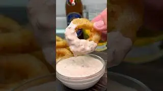 Кольца кальмара в пивном кляре с вкуснейшим соусом. Подробнее в описании.