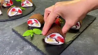 Оригинальный десерт за 10 минут! Вкуснейшие роллы из блинов с творожно-сливочным кремом и фруктами.