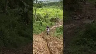 Saat Mami Racing Nyebrang Sungai #trail #motocross #enduro #tanjakan #viralvideo #video
