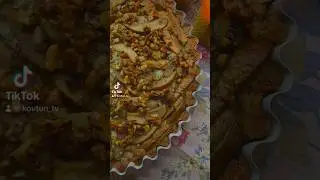 Маковый пирог с карамелизированной грушей и грецкими орехами 
