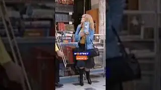 Подбирает книгу к одежде😂 [6 кадров] 