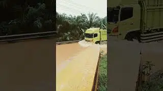 Truck Hino Lewati Banjir Dengan Santainya