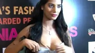 Poonam Pandey ADJUSTING DRESS in PUBLIC | Video