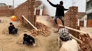 Sabtain Gir Giya Zoo ka Kam krte Hoy