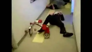Niilo22 kaatuu kolmipyörällä