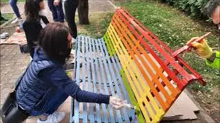 Quartu, dipinta prima Panchina Arcobaleno: verrà dedicata all'attivista Lgbtq Laura Grasso