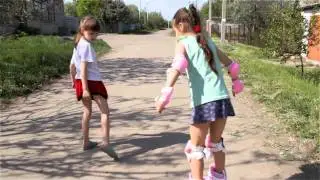 Вика первый раз на роликах:)