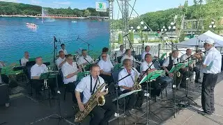 Звуки духовых оркестров