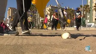 La "Asociación Malagueña Síndrome de Asperger" y la asociación "Andalímpia" limpian una playa