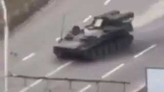 VIDÉO CHOC : Un char Russe a-t-il écrasé une voiture en circulation dans la capitale d’Ukraine à Kie