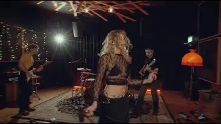 Bexy -  Screaming In Your Driveway (Live)