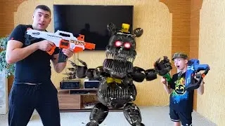 Nerf Game Папа с сыном с бластерами нерф против Аниматроника Dad and son with nerf blasters vs Anima