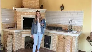 Красивая зона барбекю с мангалом и печью под казан в закрытой беседке из кирпича от Сфера-АРТ
