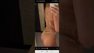 Сексуальный золотистый купальник.