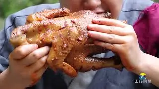 【Shyo video】good enough for a chicken to eat like this. One person squats and eats and wants to eat