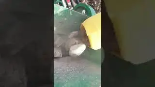 Triturando piedra de rio